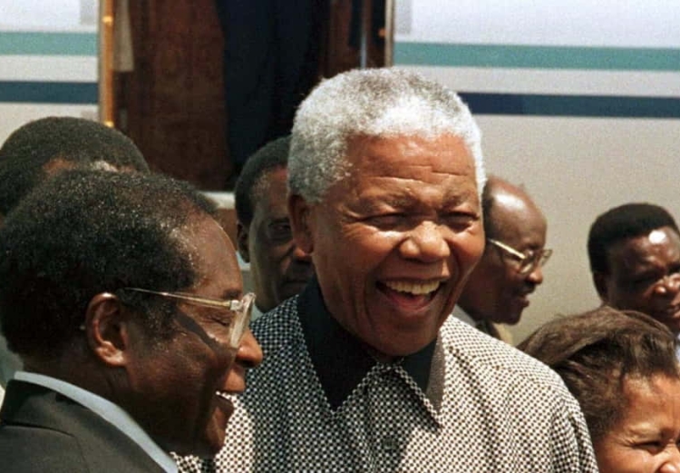 Mandela est glorifié, son voisin Robert Mugabe est constamment diabolisé.